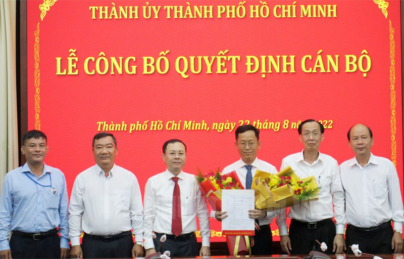 Các đồng chí lãnh đạo Ban Tổ chức Thành ủy, Ban Nội chính Thành ủy, Văn phòng Thành ủy TP. Hồ Chí Minh chúc mừng đồng chí Trần Quốc Trung.